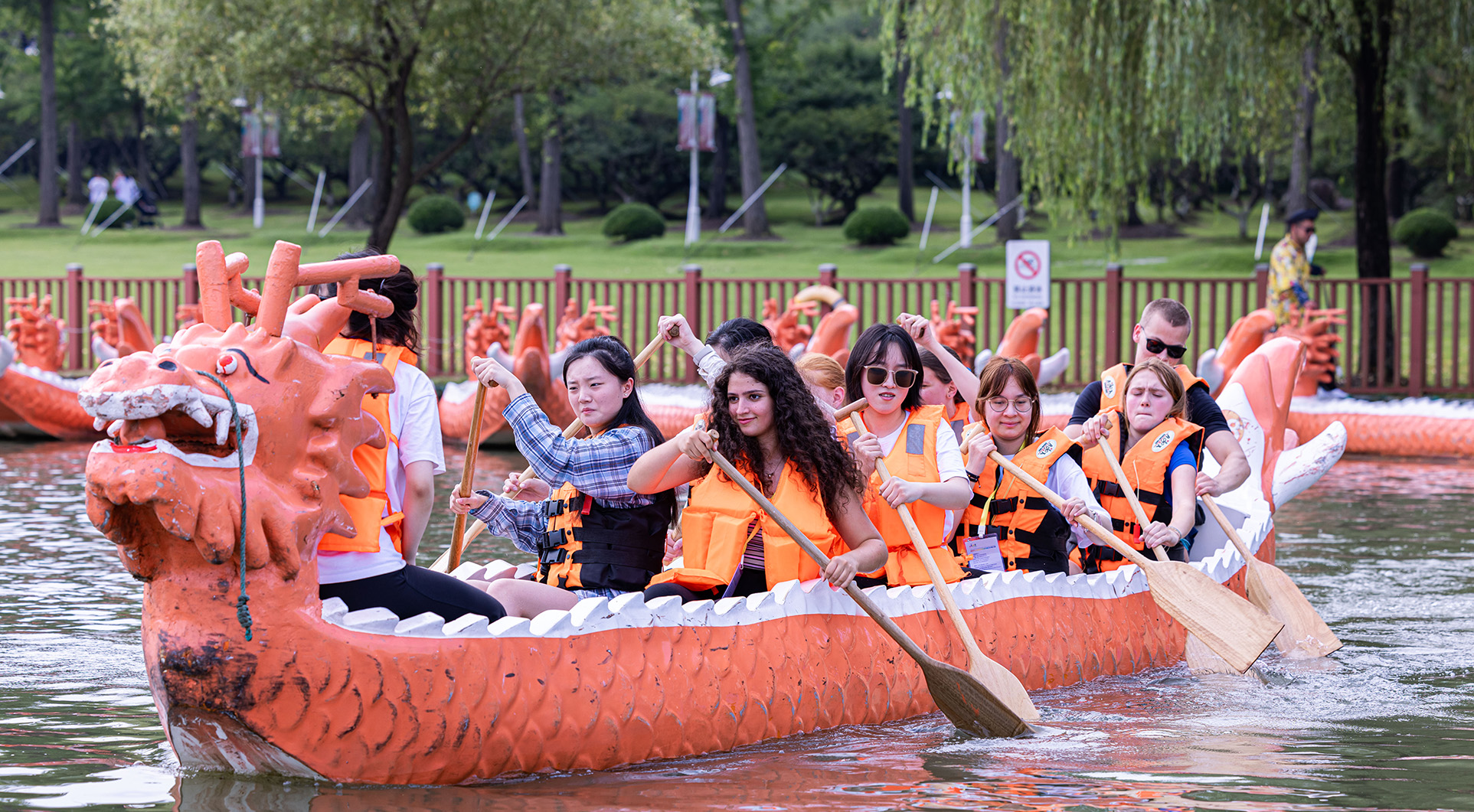 举办“上海友城青年论坛”